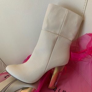 Brand new Woman’s beautiful Fashion gold heels size 7.5